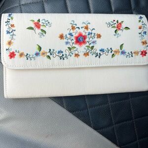 Chic White Floral Embroidered Clutch
